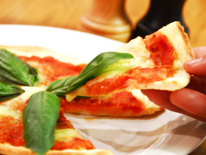 生トマトでピッツァ・マルゲリータ。オーブンで焼く本格ピザ♪ | 農家のレシピ帳